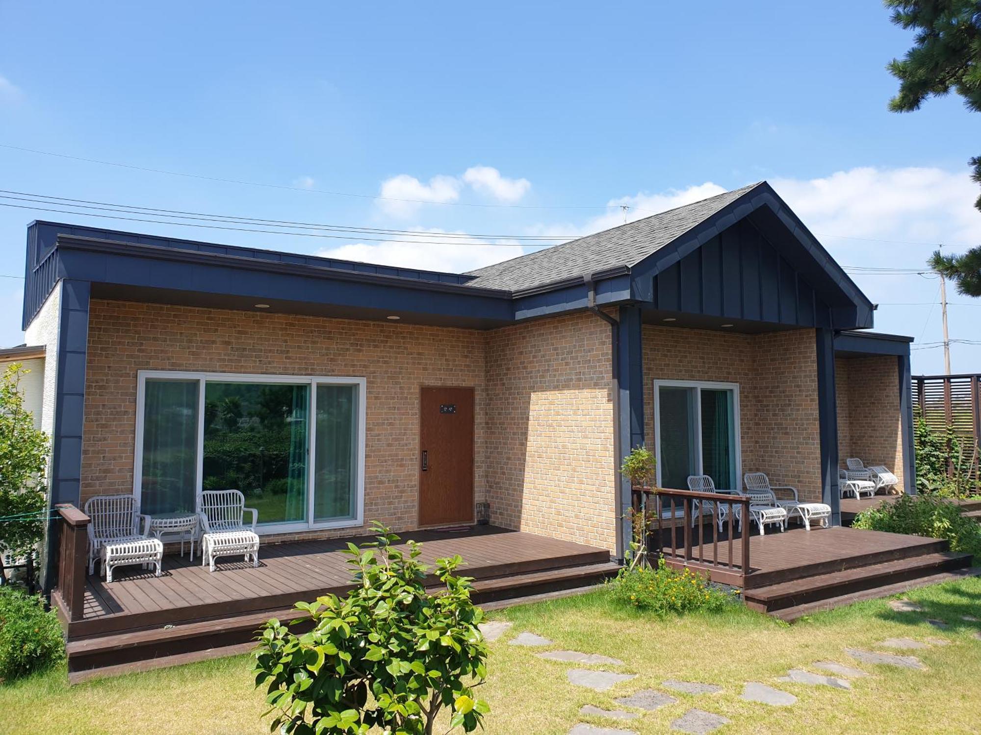 Wind Jeju Cafe & Pension Seogwipo Exterior photo