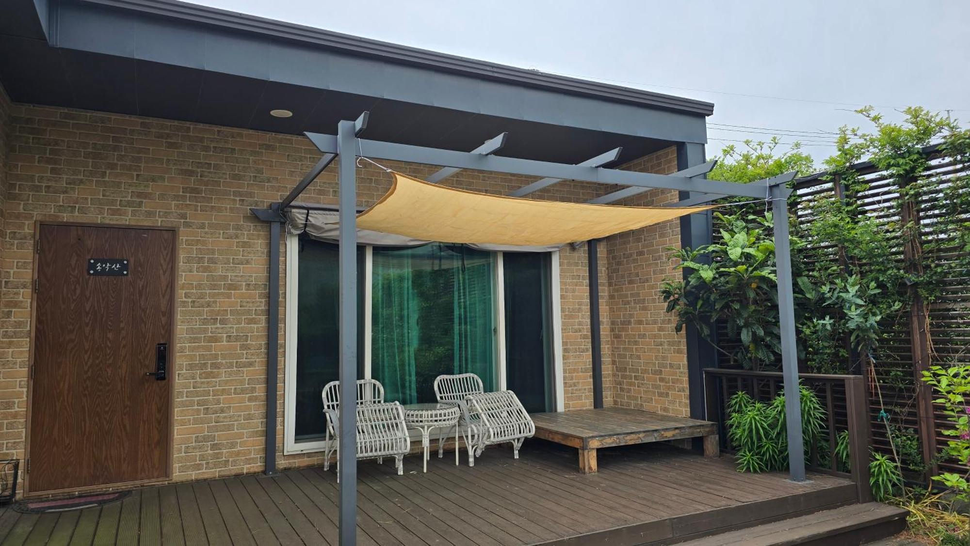 Wind Jeju Cafe & Pension Seogwipo Exterior photo