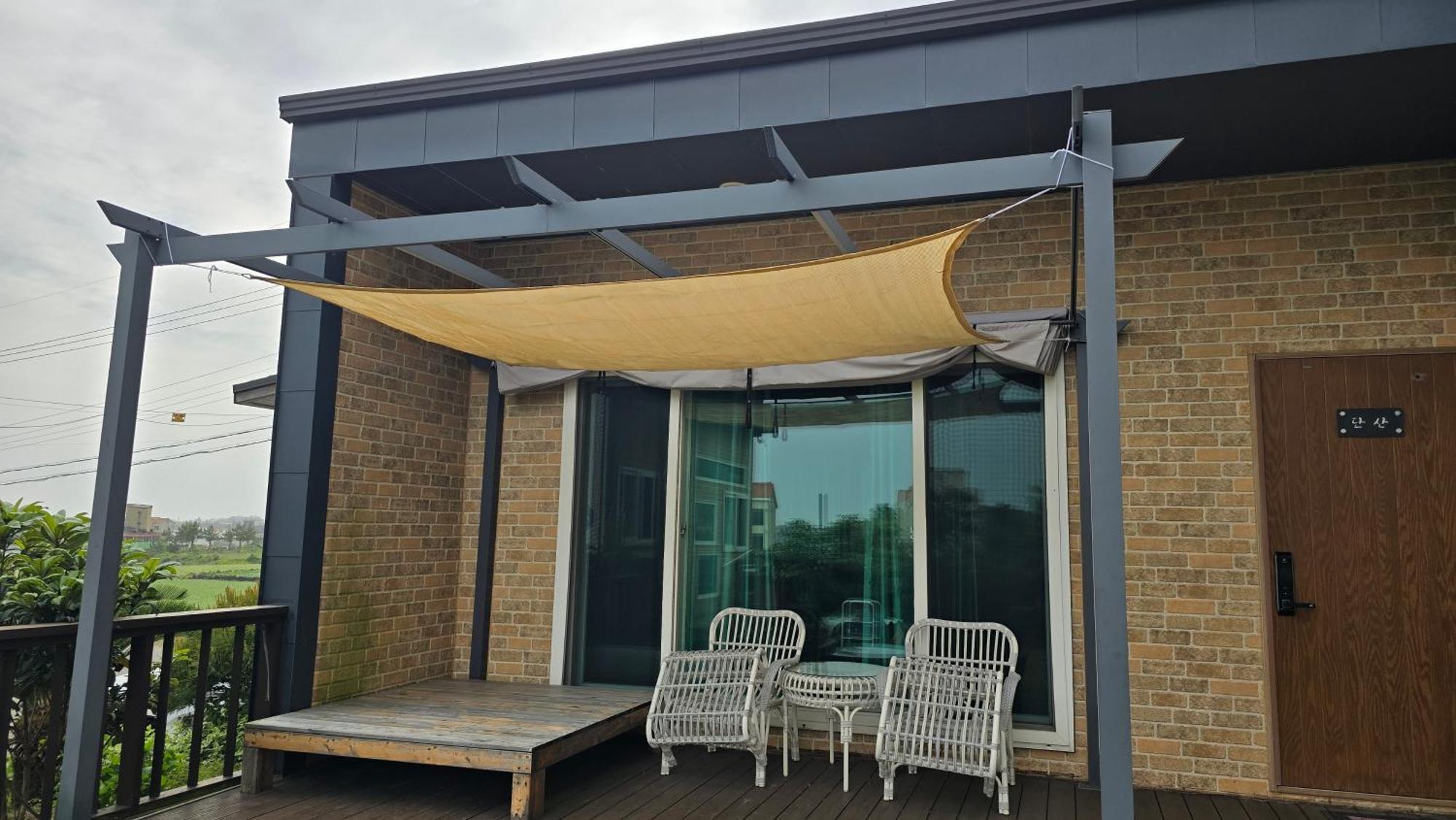 Wind Jeju Cafe & Pension Seogwipo Exterior photo