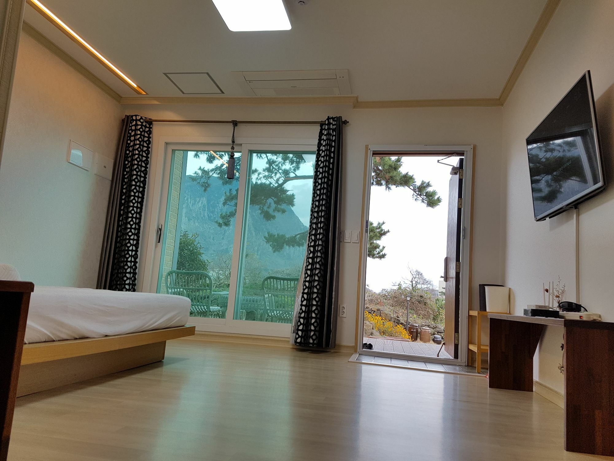 Wind Jeju Cafe & Pension Seogwipo Exterior photo