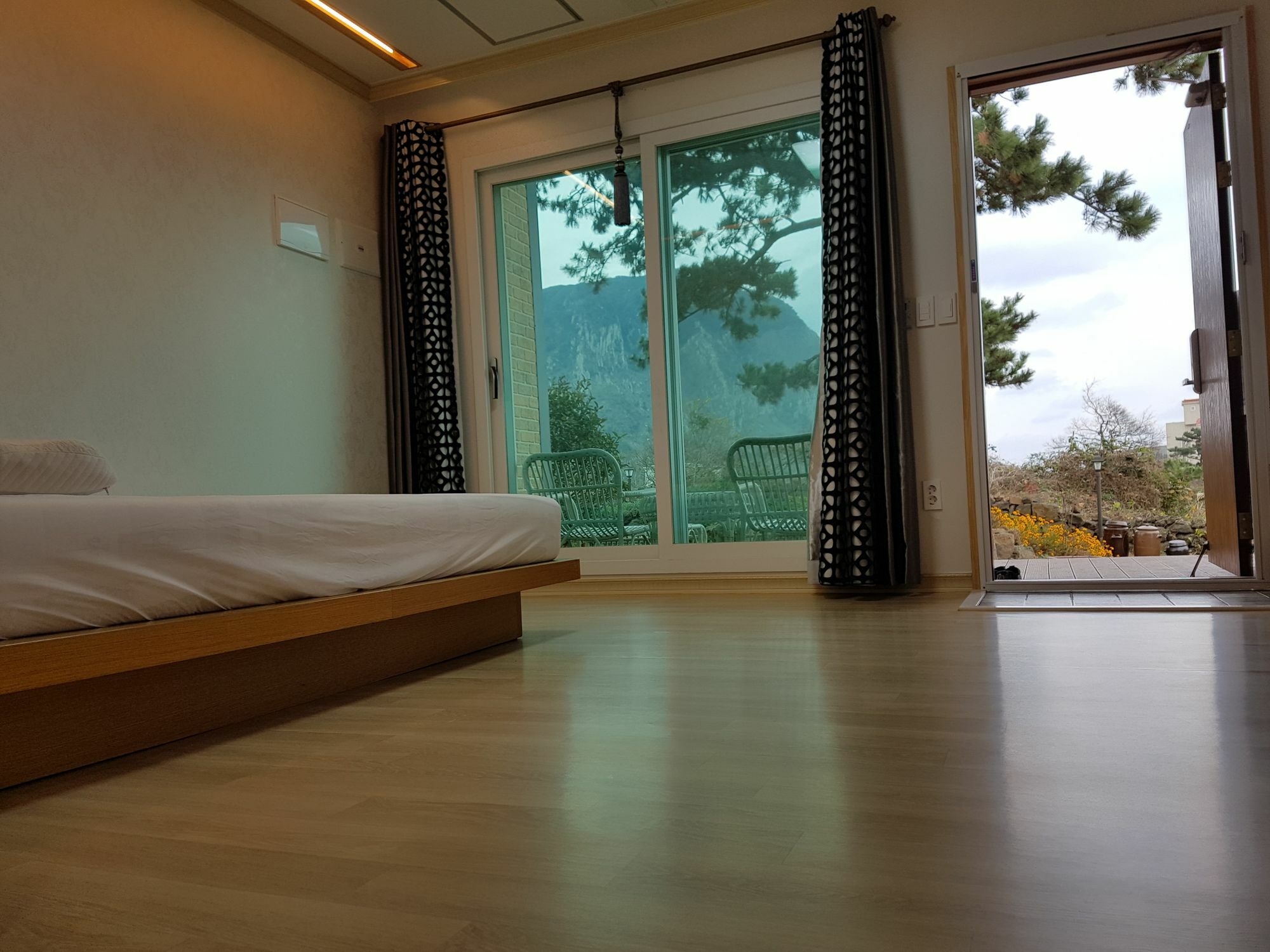 Wind Jeju Cafe & Pension Seogwipo Exterior photo