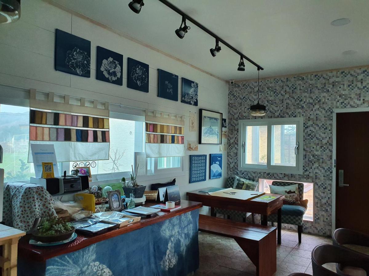 Wind Jeju Cafe & Pension Seogwipo Exterior photo